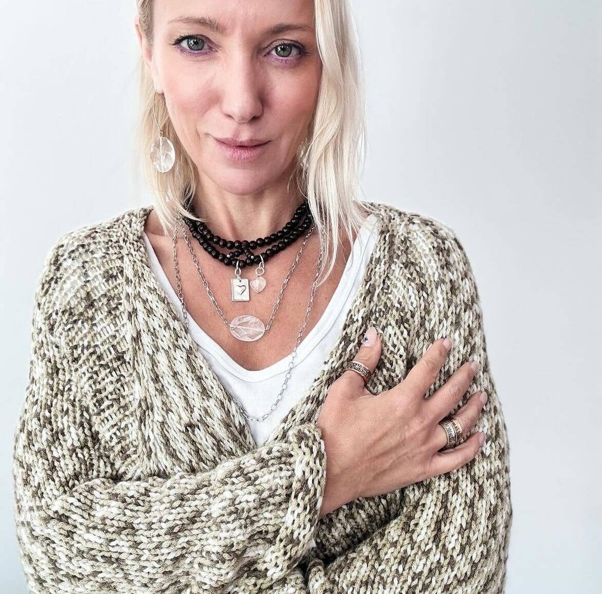 Katia Designs – Colar com missangas/pérolas por atacado – Pulseira/Colar Boho de Madeira com Coração Grato Agradecido Abençoado4