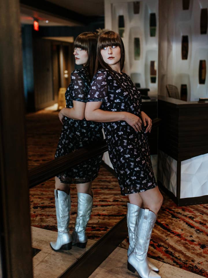 MK380 Vestido Black Hills Dourado com Bainha de Manga Curta por atacado de Merigold Kiss