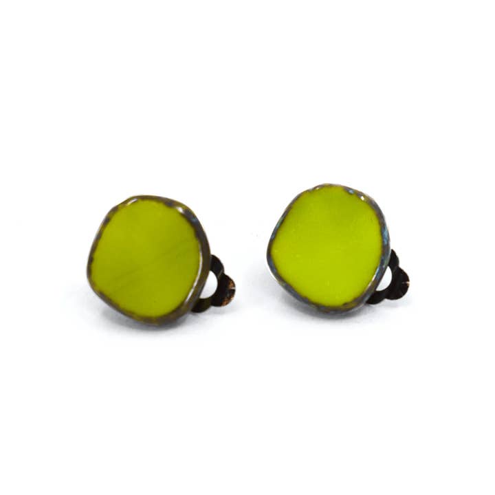Pendientes con forma de clip con forma de círculo pequeño, color verde aguacate para venta al por mayor de Stefanie Wolf Designs