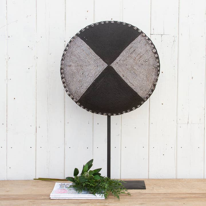 De-cor - Wholesale Decoratief bord/schotel/kom - Afrikaans schild met zwart-witte kralen op standaard