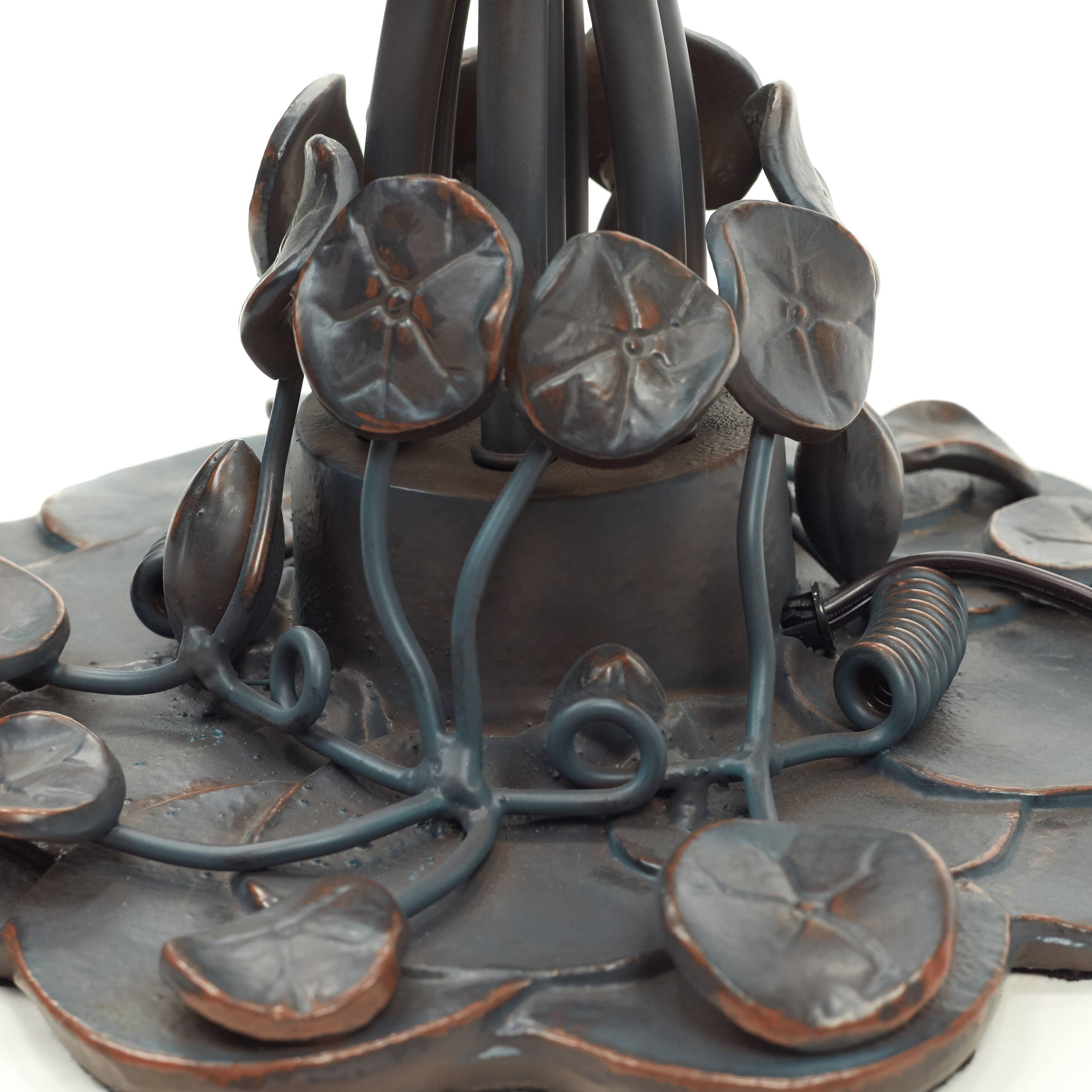 River of Goods - Vente Lampes d'appoint/de bureau - Lampe de table en verre teinté Tiffany 31,75" - Fleur de cytise12