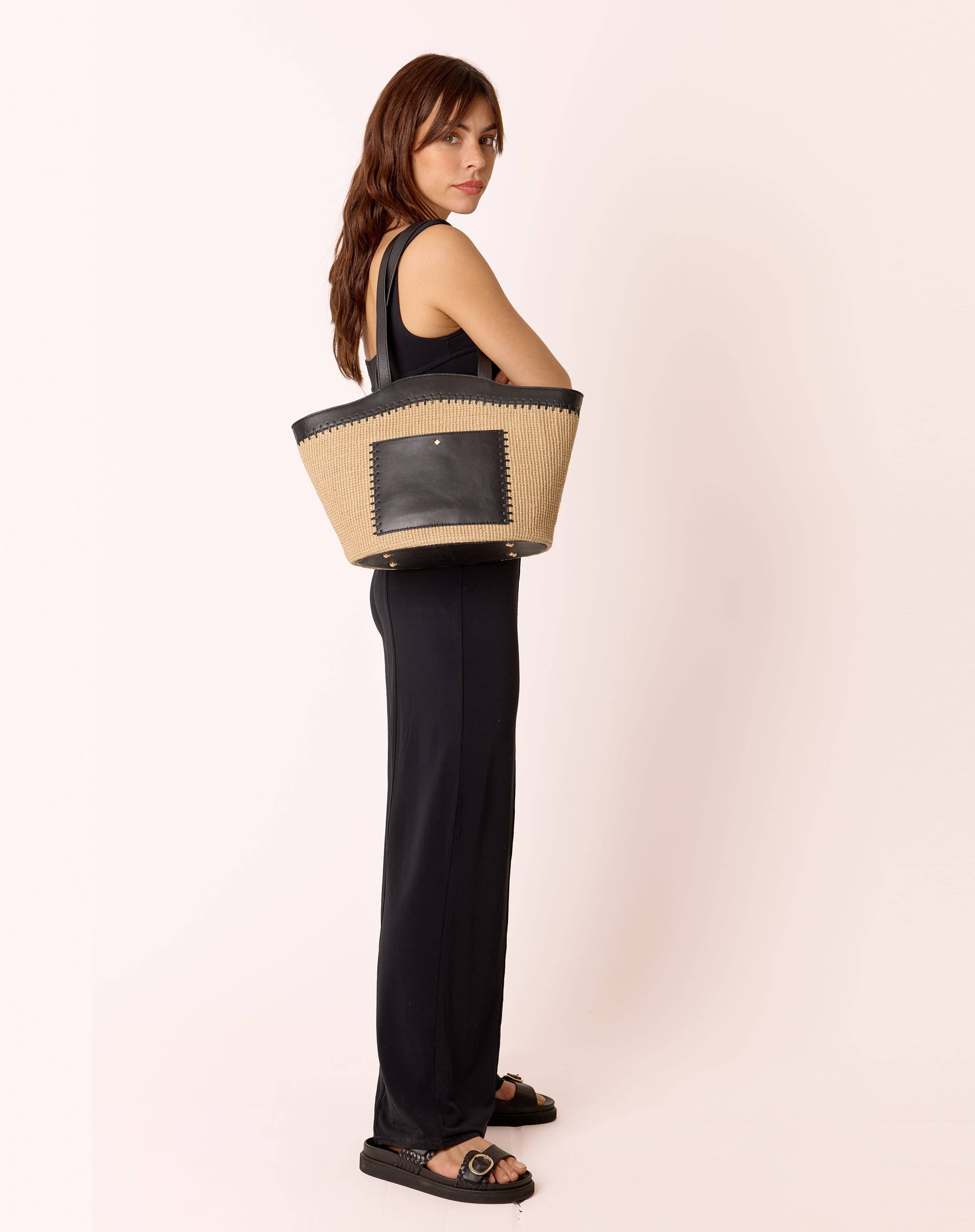 Maradji – wholesale Axelremsväska – Dam – Tvåfärgad tygväska i jute med detaljer i slätt läder1