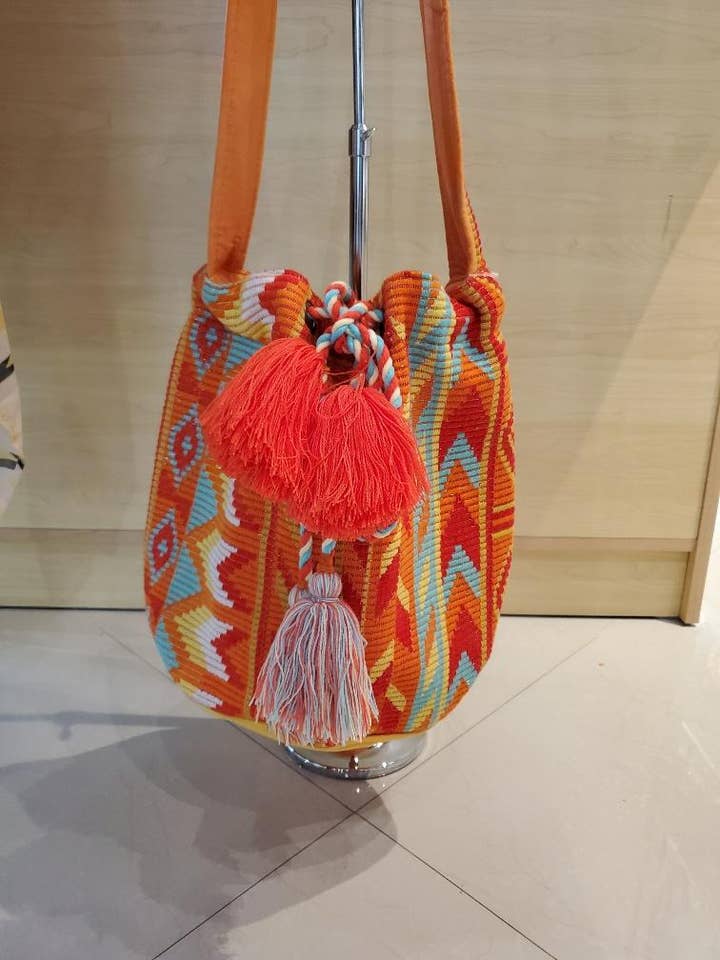 Sac seau Boho, orange, 25$ chacun pour la vente par Ranee's Accessories