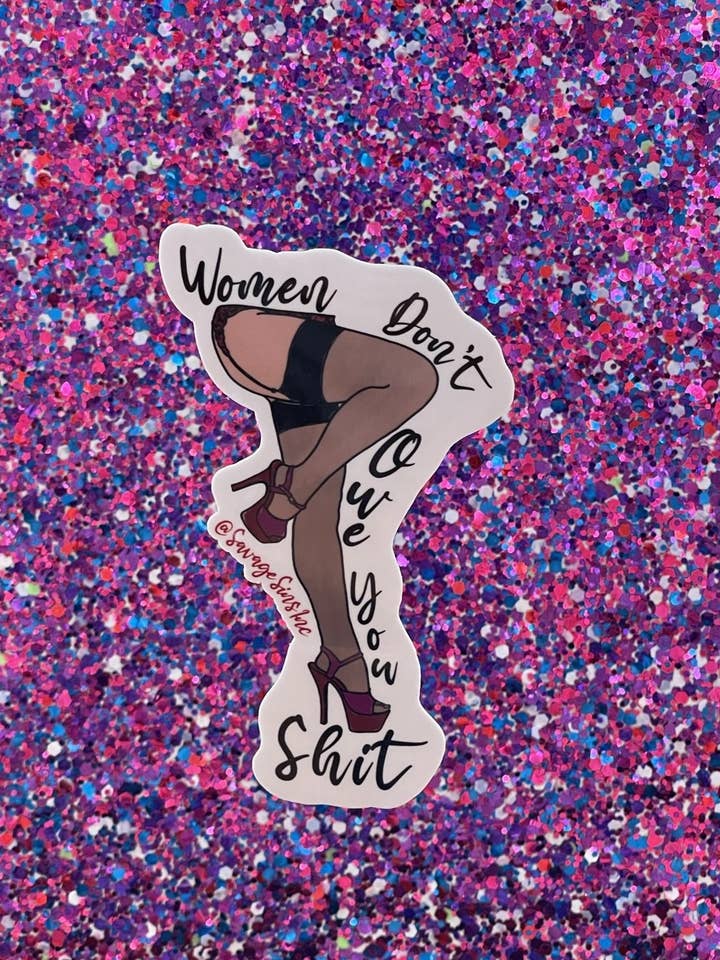 Kvinnor är inte skyldiga dig skit - klistermärke för wholesale av Savage Sins