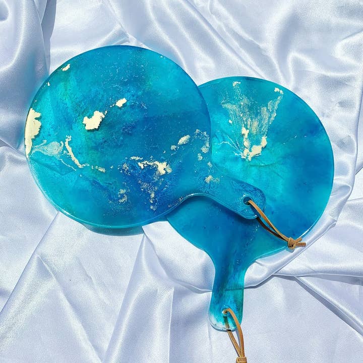 Rundt faux agat harpiks skærebræt | Teal+sort med guld for engroshandel hos Nony Design Company