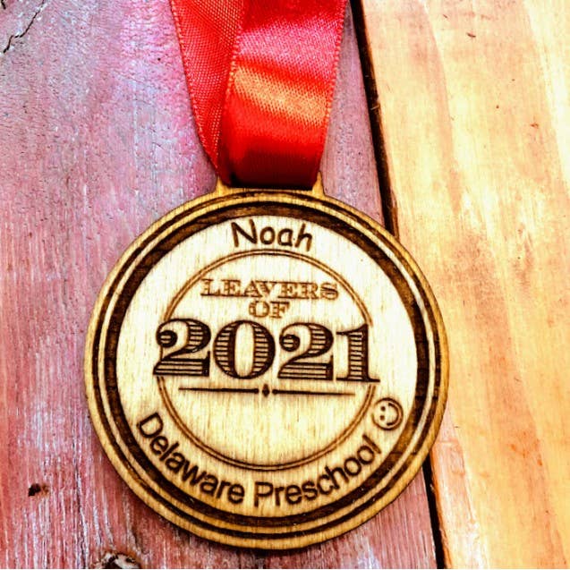 Personlig træ medalje for engroshandel hos Cornish Whispers