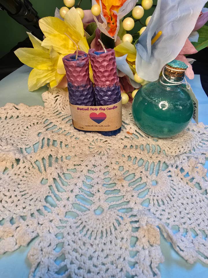 Velas de cera de abejas enrolladas a mano con la bandera bisexual para venta al por mayor de Chaotic Crystal Chick Co.