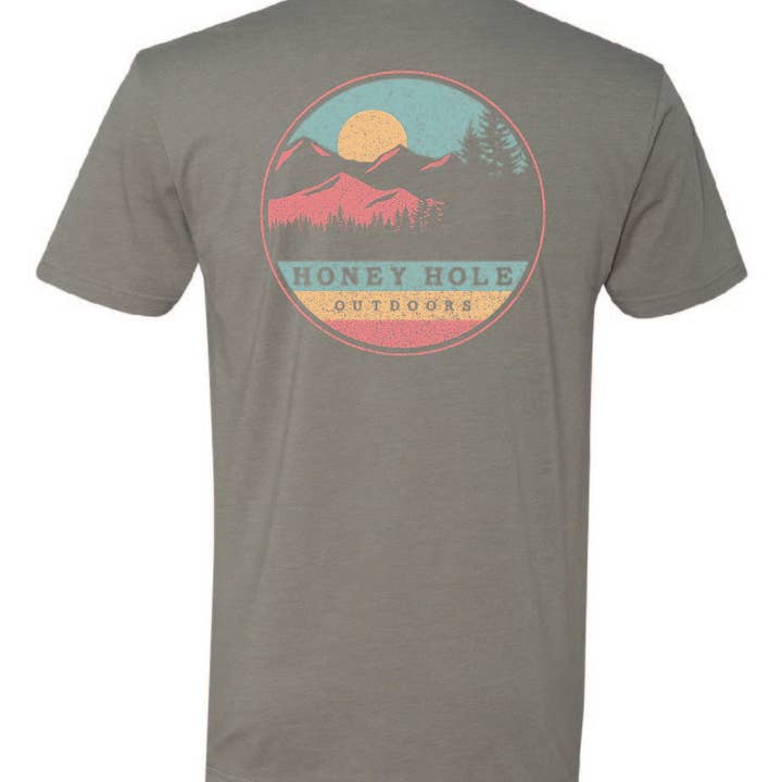 Manches courtes - Montagne en cercle - Gris chaud pour la vente par Honey Hole Outdoors