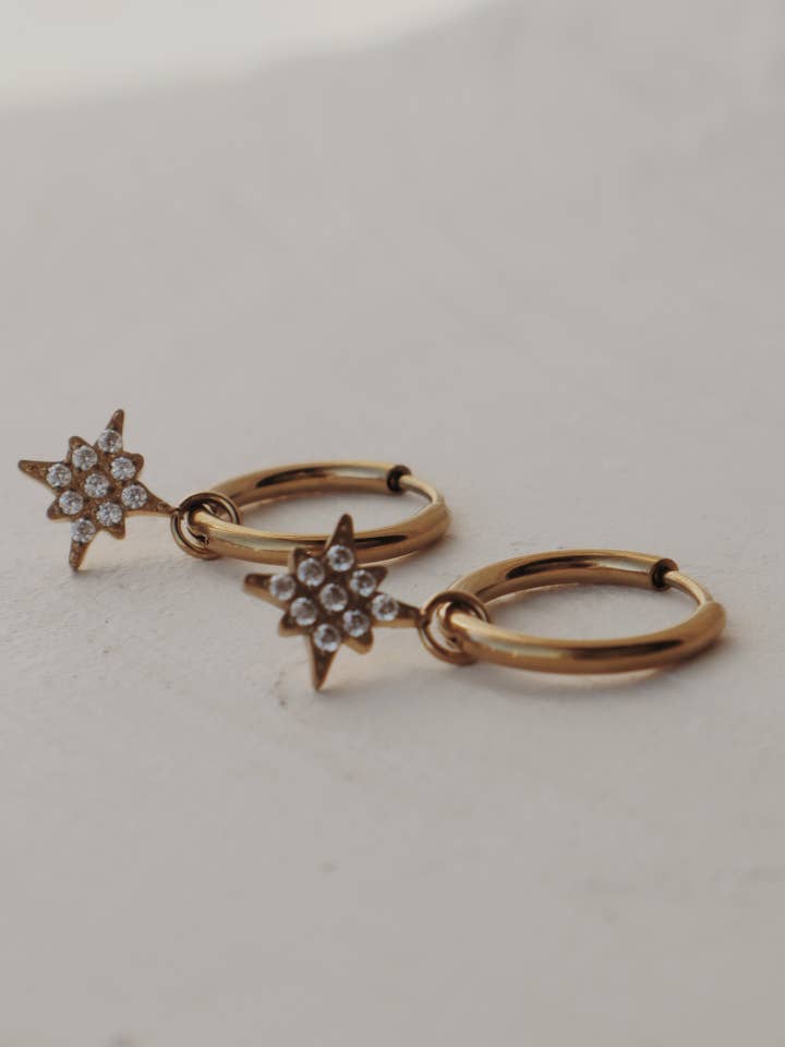 Orecchini a cerchio Huggie Starstruck per la vendita all'ingrosso da parte di Olive Branch Jewelry & Co.