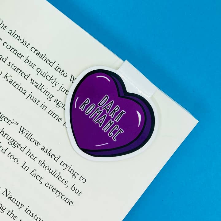 Dark Romance - Genre - Recto-verso - Marque-page magnétique pour la vente par Wild & Wicked Designs
