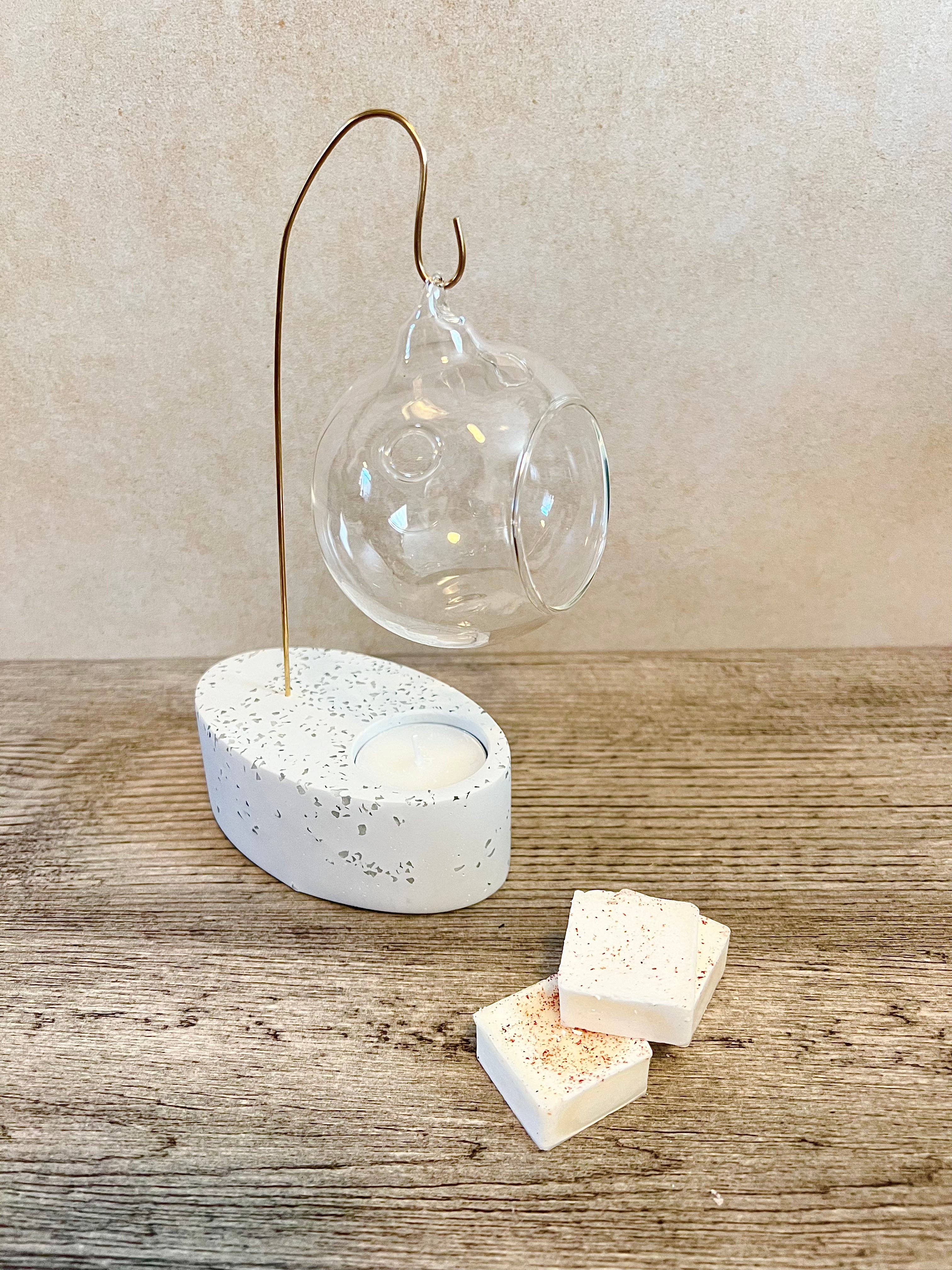 EMB Pretty – wholesale Vaxvärmare – ‘ICE QUEEN’ Jesmonite- och mässingsvaxvärmare med glaskupa5