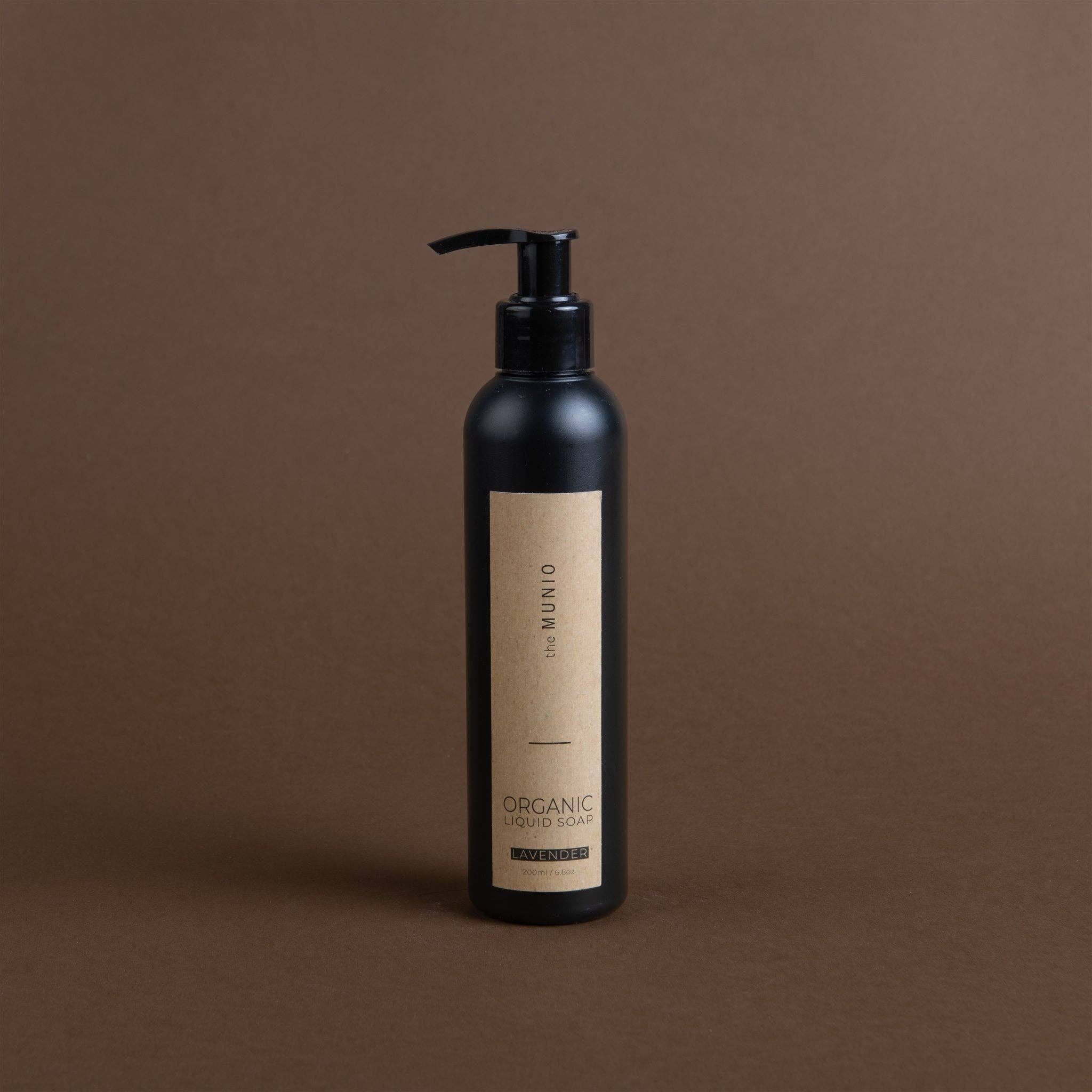 the MUNIO - Vente Savons/lotions pour les mains - SAVON LIQUIDE BIO À LA LAVANDE EN BOUTEILLE NOIRE 200ML