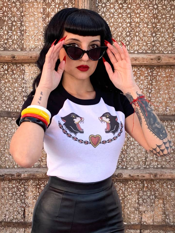 Black Cats Short Raglan Cropped Baby t-shirt i vit/svart för wholesale av Mischief Made