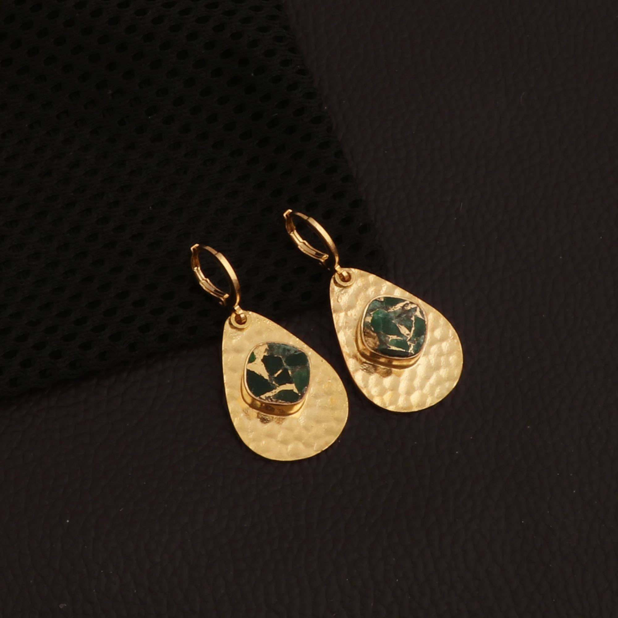 El Joyero - Vendita all'ingrosso Orecchini pendenti - Orecchini pendenti martellati con texture verde Mohave placcati oro2