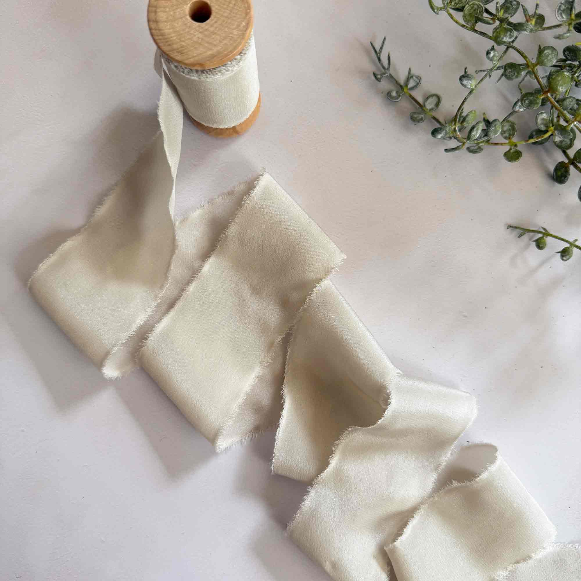 The Natural Paper Company - Vente Ruban – emballage cadeau - Ruban de soie couleur putty | Rouleau de ruban de soie beige naturel6