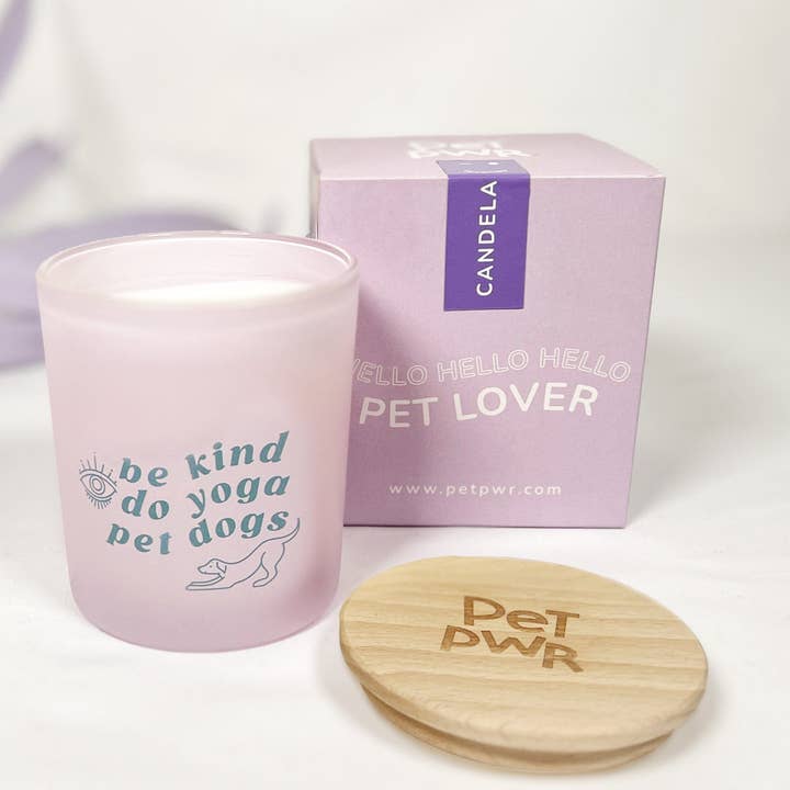 Pet Pwr Srls – wholesale Burkljus – Lila ljus ”Gör yoga, var snäll, hundar” 🧘♀️1