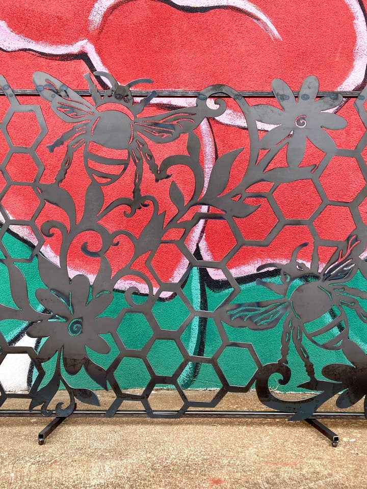 Écran de cheminée en nid d'abeille pour la vente par Garden Deva Sculpture Co.