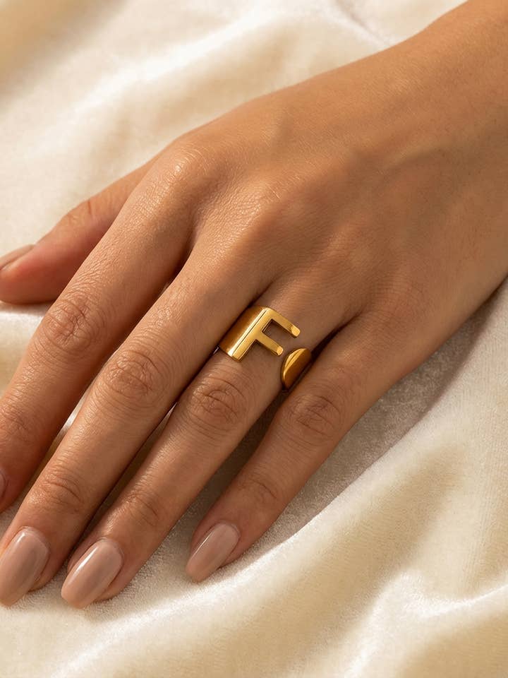 Anello Iniziale Oro con TUTTE LE LETTERE per la vendita all'ingrosso da parte di Cassette Barcelona