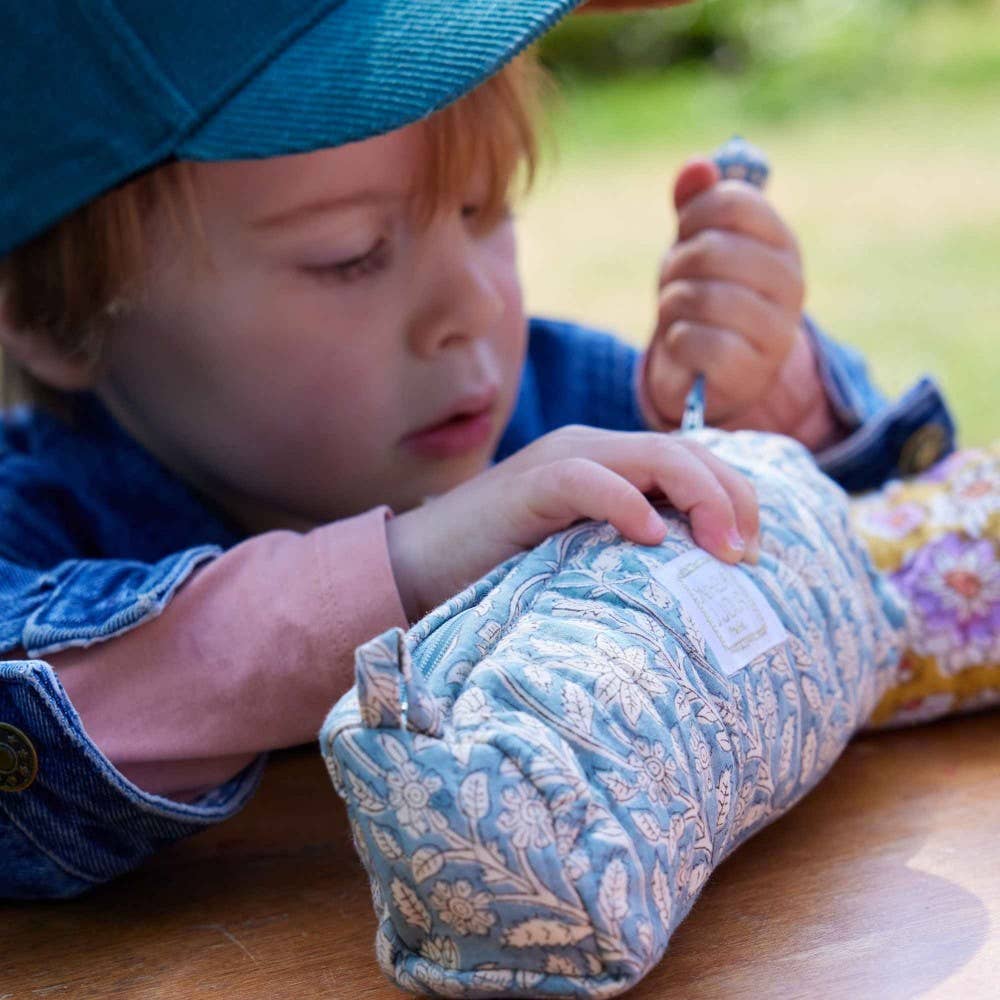 Bonheur du Jour – wholesale Pennfodral/påse – Nila skolkit - Goa blågrön2