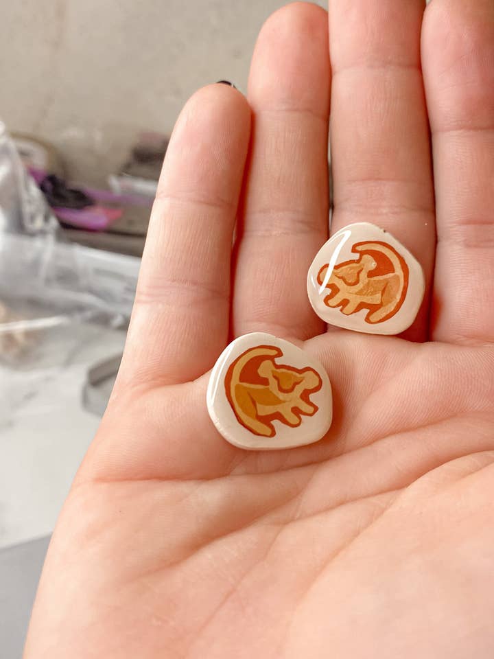 Lejonkungen Simba Studs för wholesale av studioHER