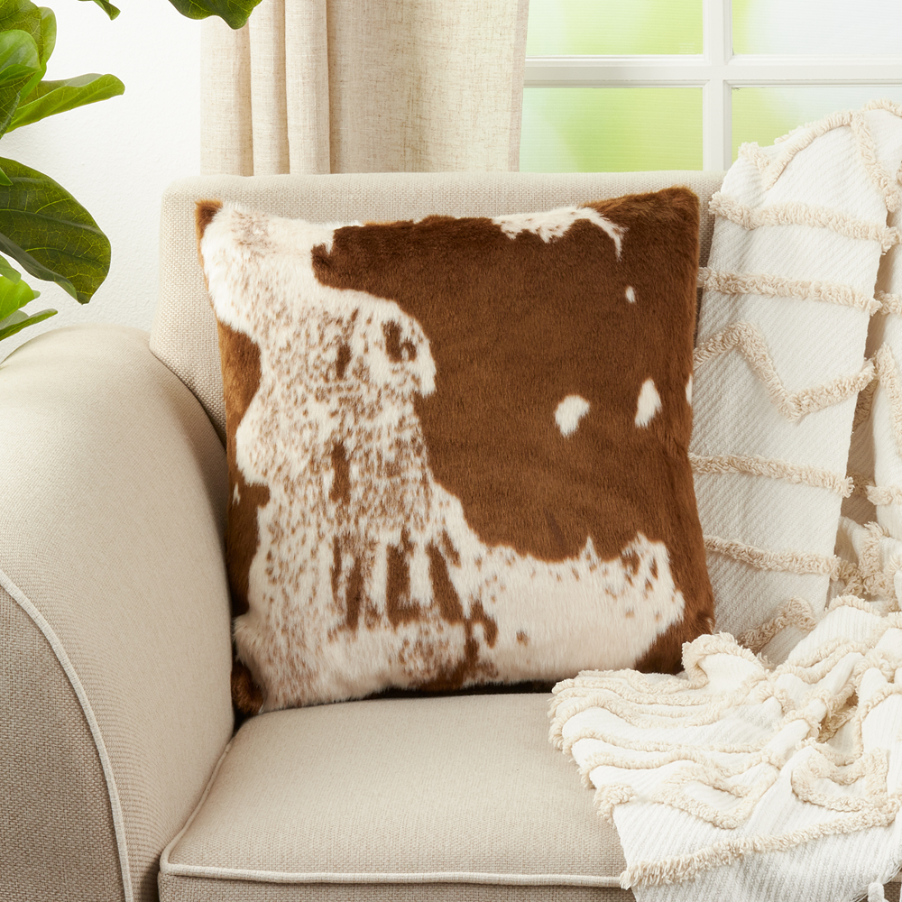 Fennco Styles - Vendita all'ingrosso Cuscini decorativi - Cuscino quadrato marrone in pelliccia sintetica in pelle di mucca1