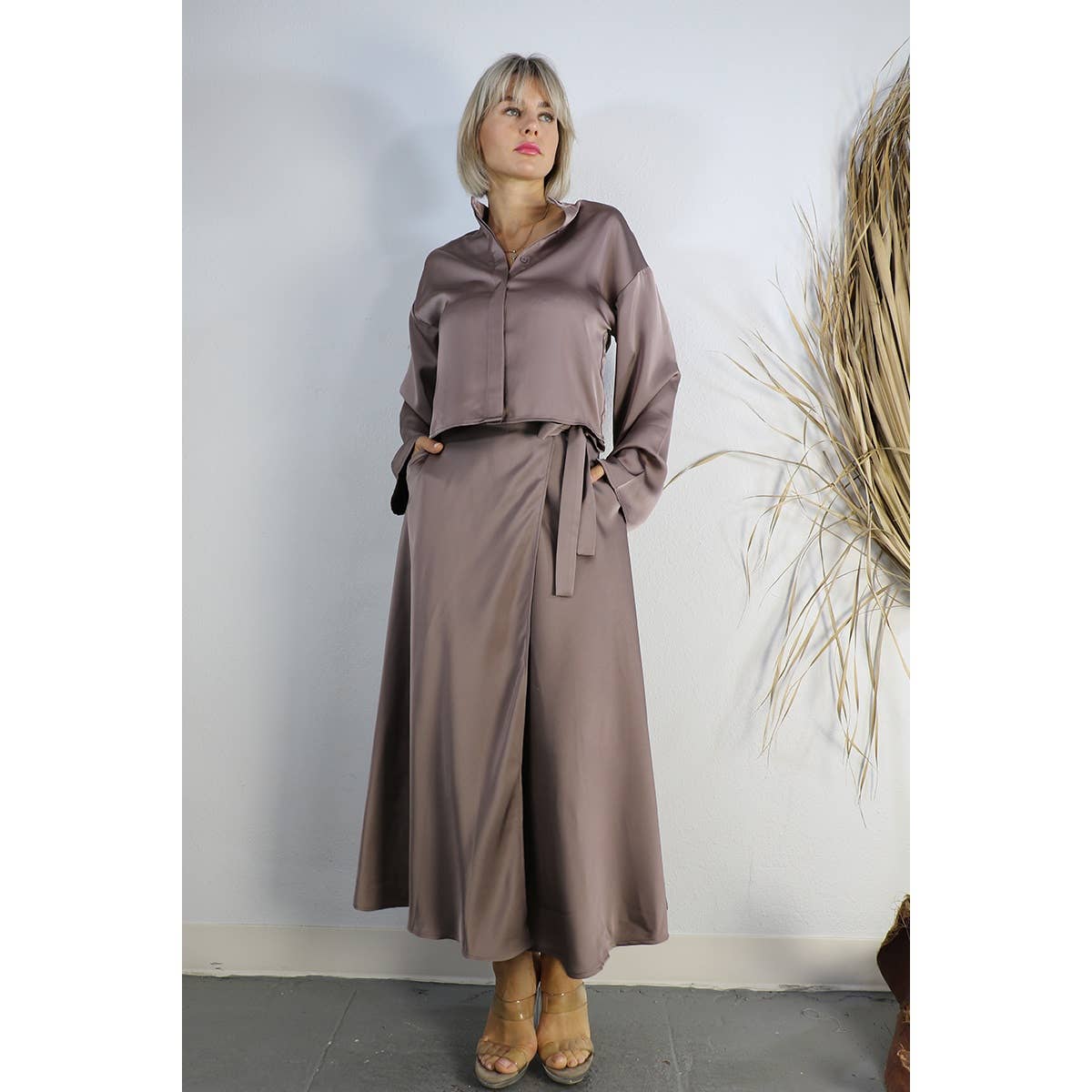 MARRÓN MALVA CONJUNTO DE TOP CORTO DE SATÉN CON FALDA CRUZADA de venta al por mayor en Faire15