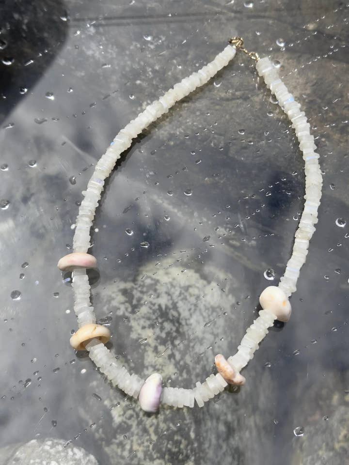 Chunky Puka-Muschel-Mondstein-Halskette für den Großhandel von Nani Shells