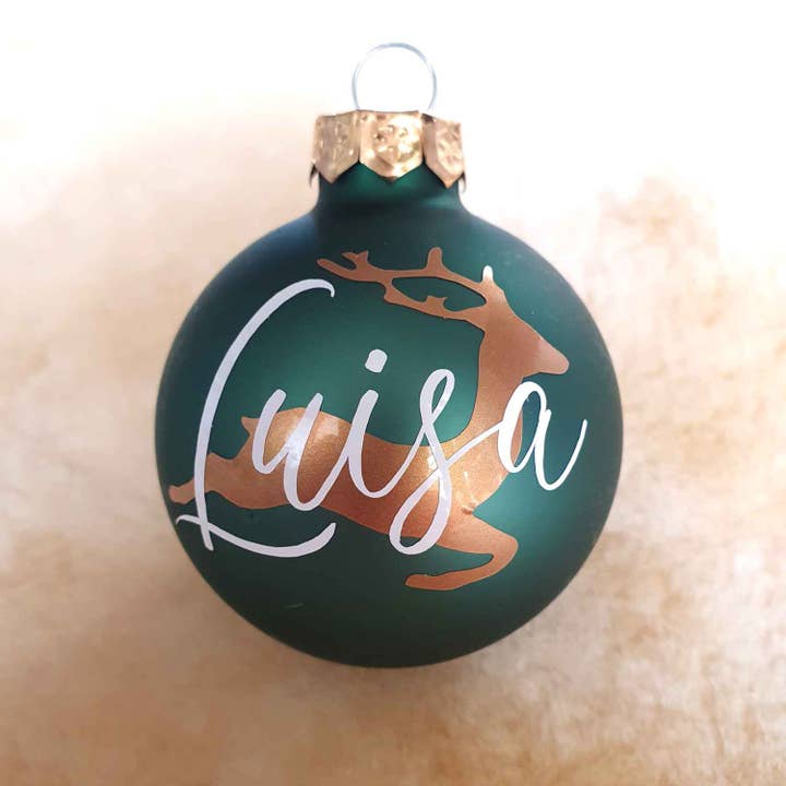 Die Kerzenwerkstatt – Großhandel Verzierung – Personalisierte Weihnachtskugel mit Namen + Rentier ∅ 6cm
