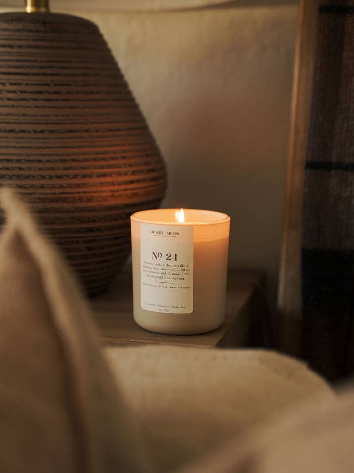 N° 24 : Maison | Bougie parfumée au parfum nostalgique de pomme épicée et de confort pour la vente par Desert Embers, LLC