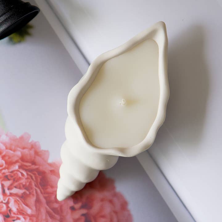 CORALIA - Jesmonite-Muschelkerze mit Kokoswachs für den Großhandel von Studio Firaora