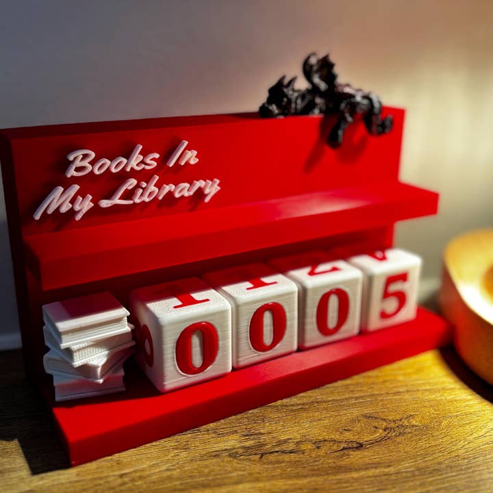 Livres dans le compteur de ma bibliothèque : Décor de rat de bibliothèque avec dés pour la vente par The Printed Maniac