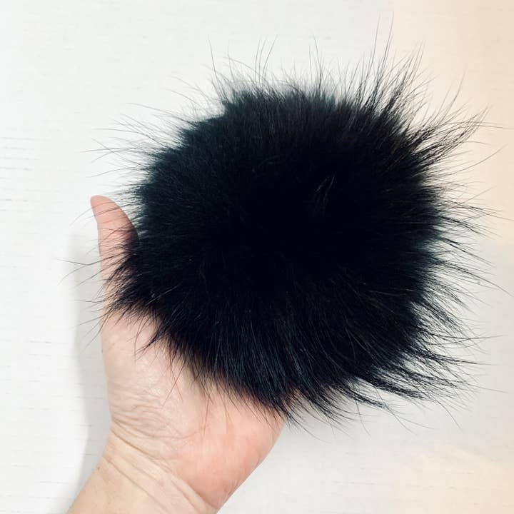 Lalita's Art Shop – wholesale Mössa - Dam – Päls Pompom med platt knapp