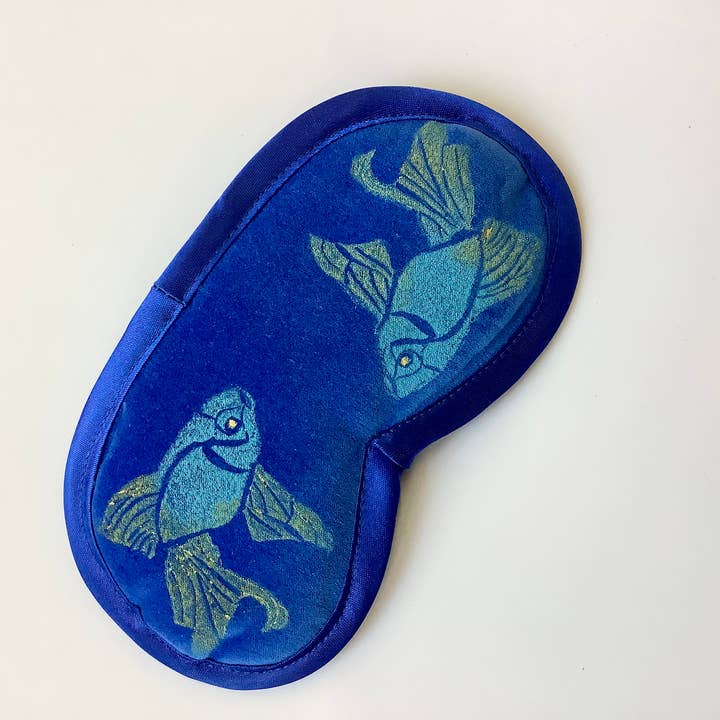 Kongeblå fløjl Koi Fisk lavendel-infunderet øjenmaske for engroshandel hos Raina Atelier