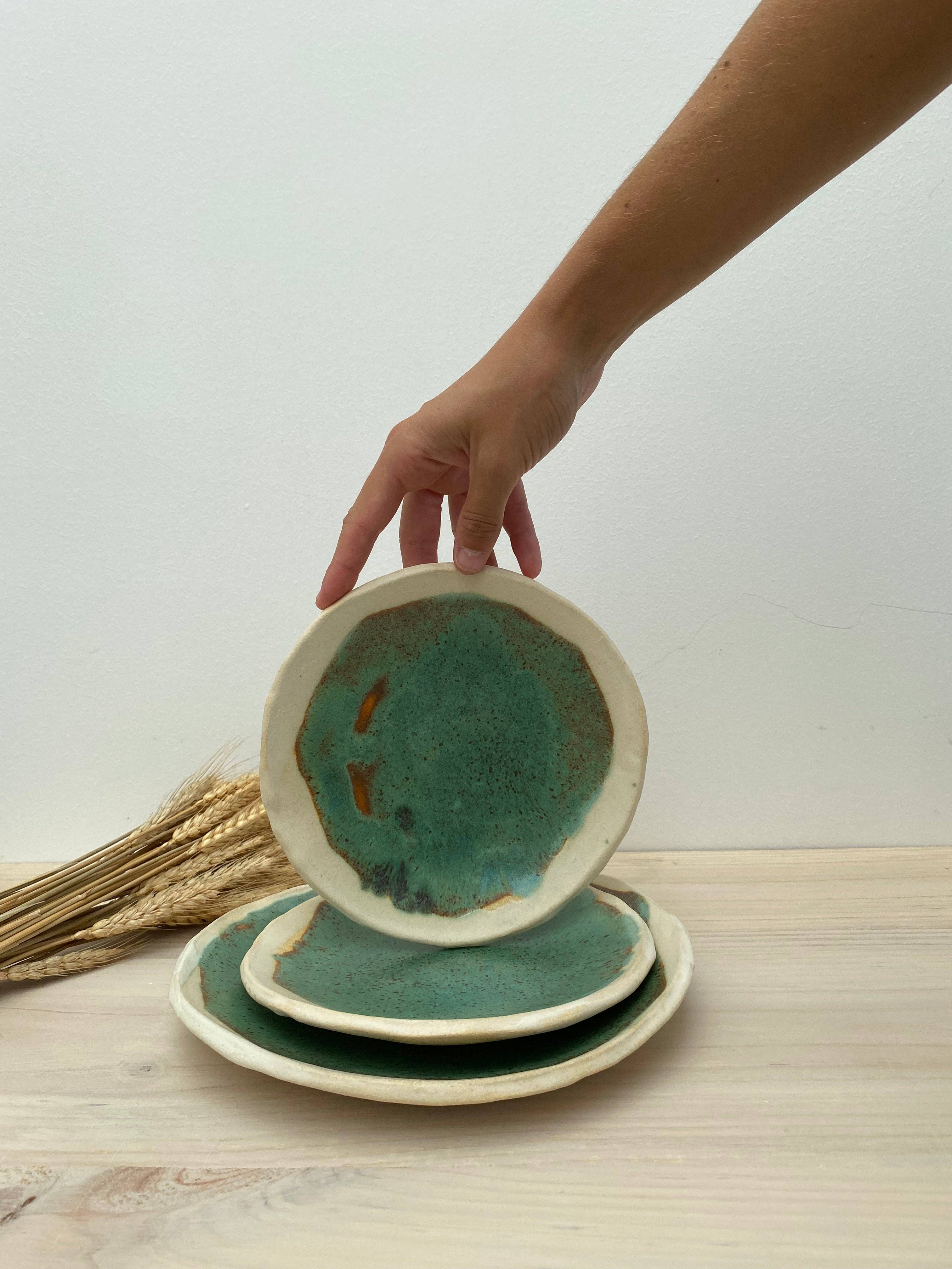 mynt ceramics - Vente Assiette - Assiette en grès faite main, émaillée en vert genévrier2