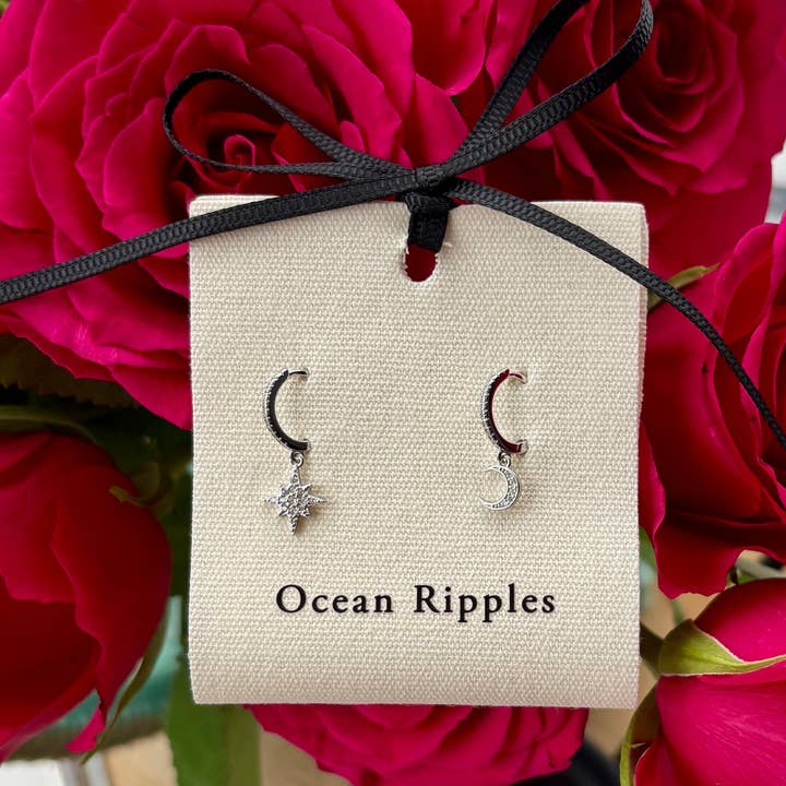 Ocean Ripples - Vente Petits anneaux - Boucles d'oreilles Huggie en argent sterling 925 avec zircones cubiques et étoiles2