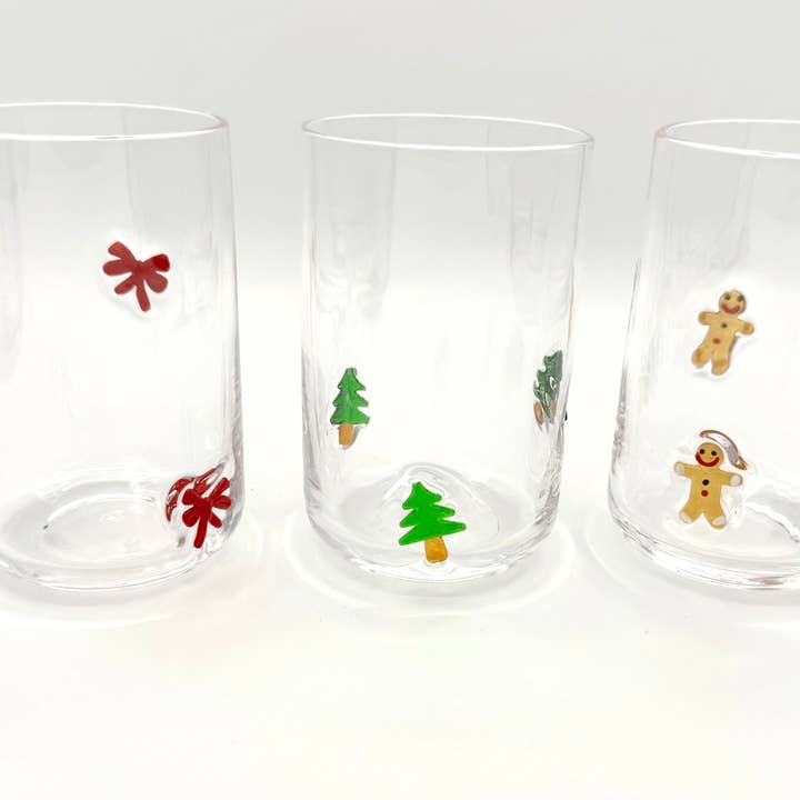 Verre à Jus de Noël | Gobelet de Fête Fait Main | Motif Sapin de Noël, Nœud & Pain d'Épices | Cadeau de Verrerie Festive pour la vente par Swain Co.