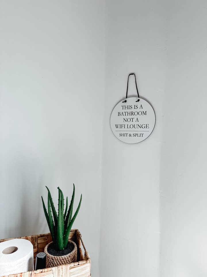 Divertente targa da bagno con scritta «HOLES & HANGER» per la vendita all'ingrosso da parte di AB Handmade Home Decor