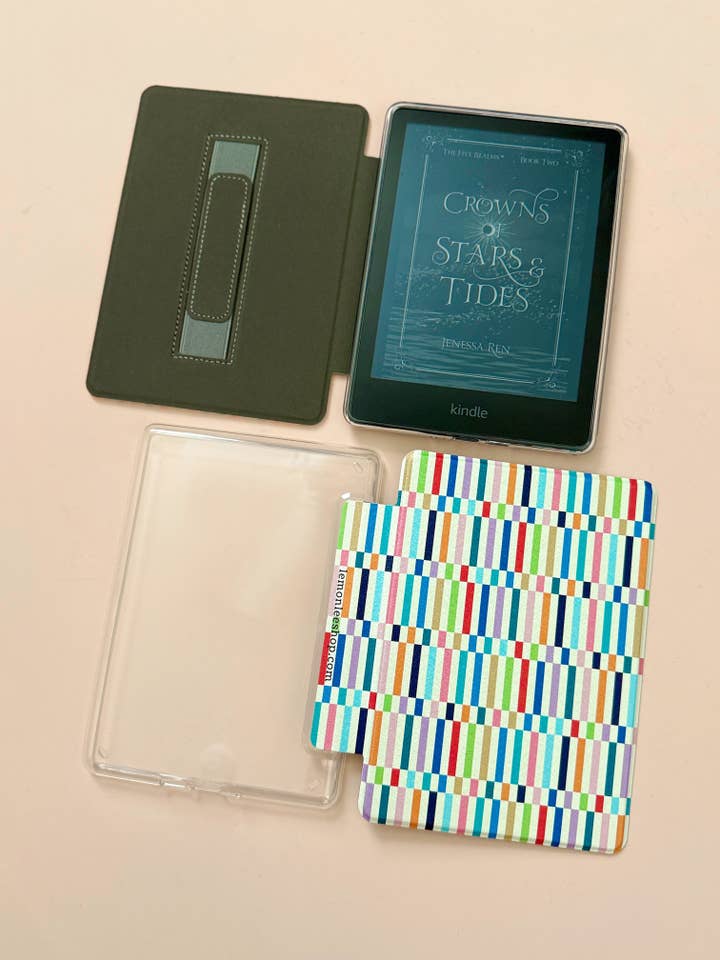 Housse Kindle « le meilleur des deux » avec dos transparent et sangle de couverture - Matelassage coloré - Paperwhite 11e et 12e génération et Kindle Basic pour la vente par LemonLee