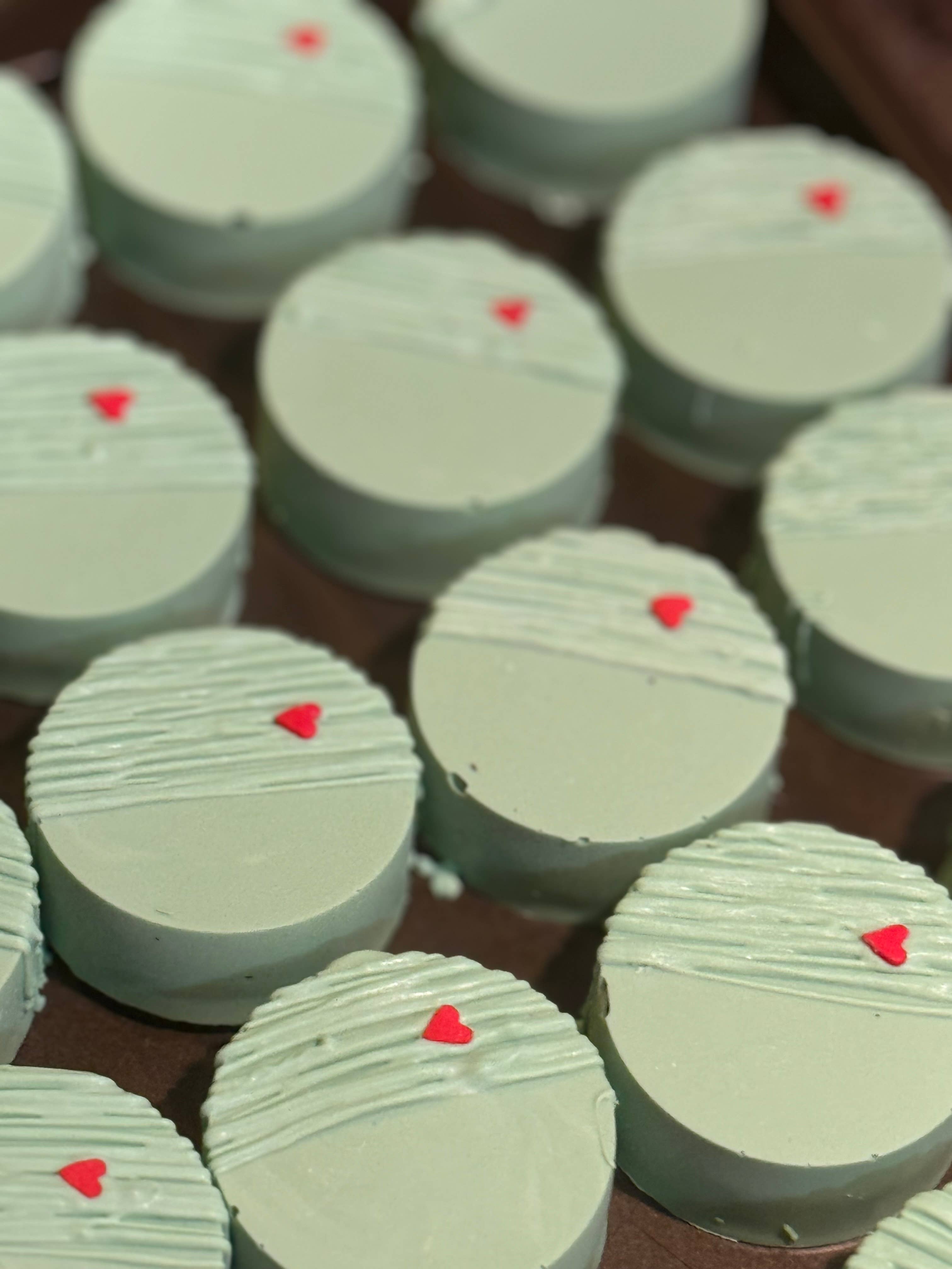 Frosted Cupcakery Bakery - Vente Biscuits - Cookies sandwich au chocolat thème Grouchy Green Guy1