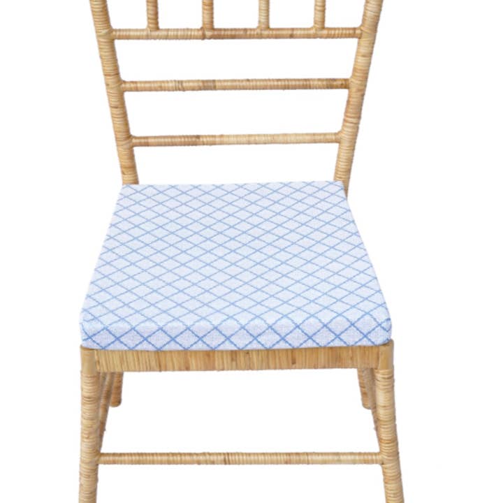 Ensemble de 4 chaises en osier à dossier droit pour la vente par The Enchanted Home