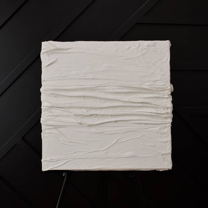 Kimberly George Art – Engroshandel Skulptur – „Wrap“ - Gips & Stof på lærred