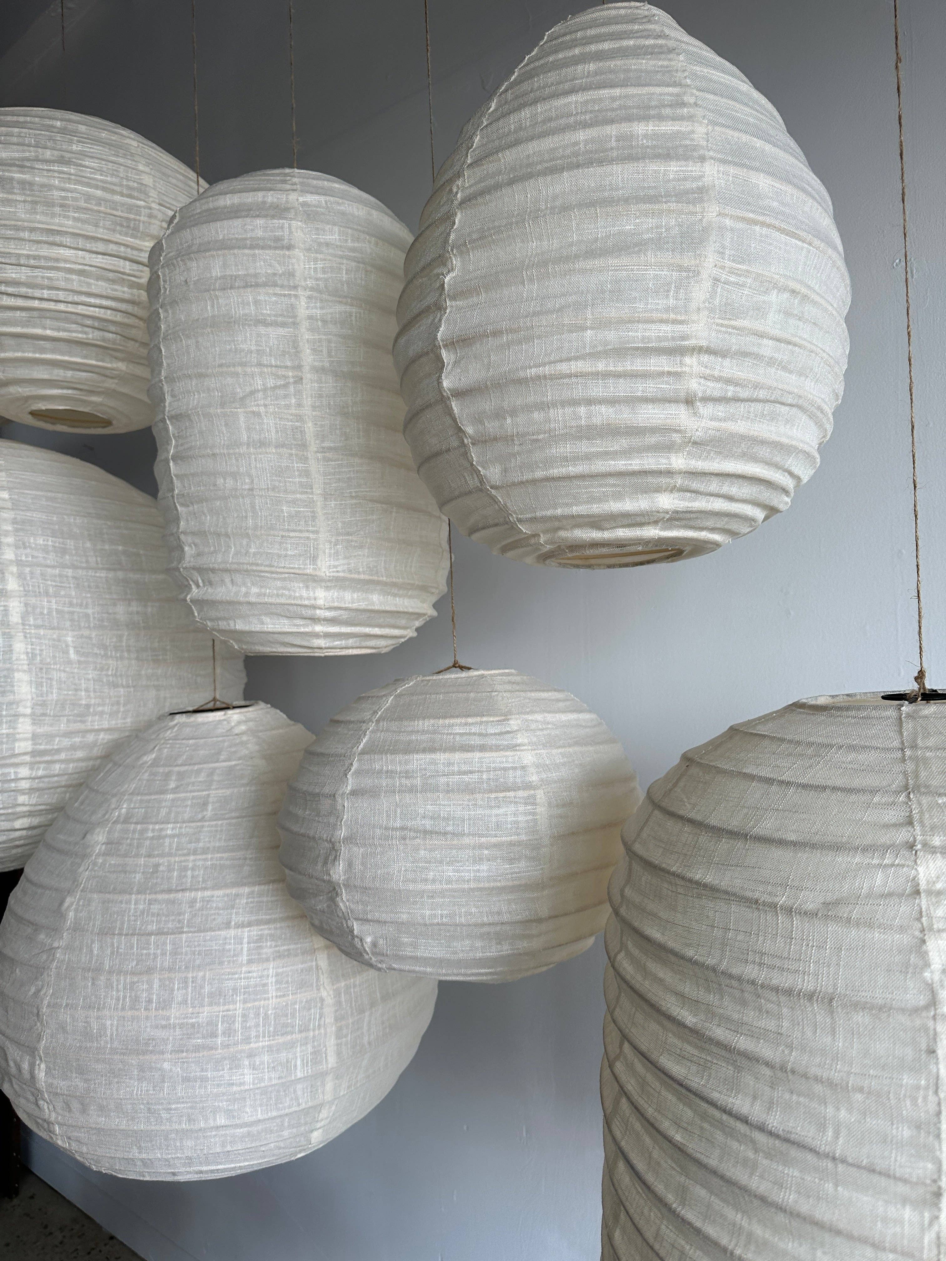 Office Objets - Wholesale Chandelier/Hanging Light - Medium round Japanese-style pendant light in rattan and natural linen D:4030