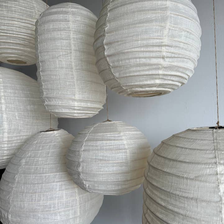 Office Objets - Wholesale Chandelier/Hanging Light - Medium round Japanese-style pendant light in rattan and natural linen D:4030
