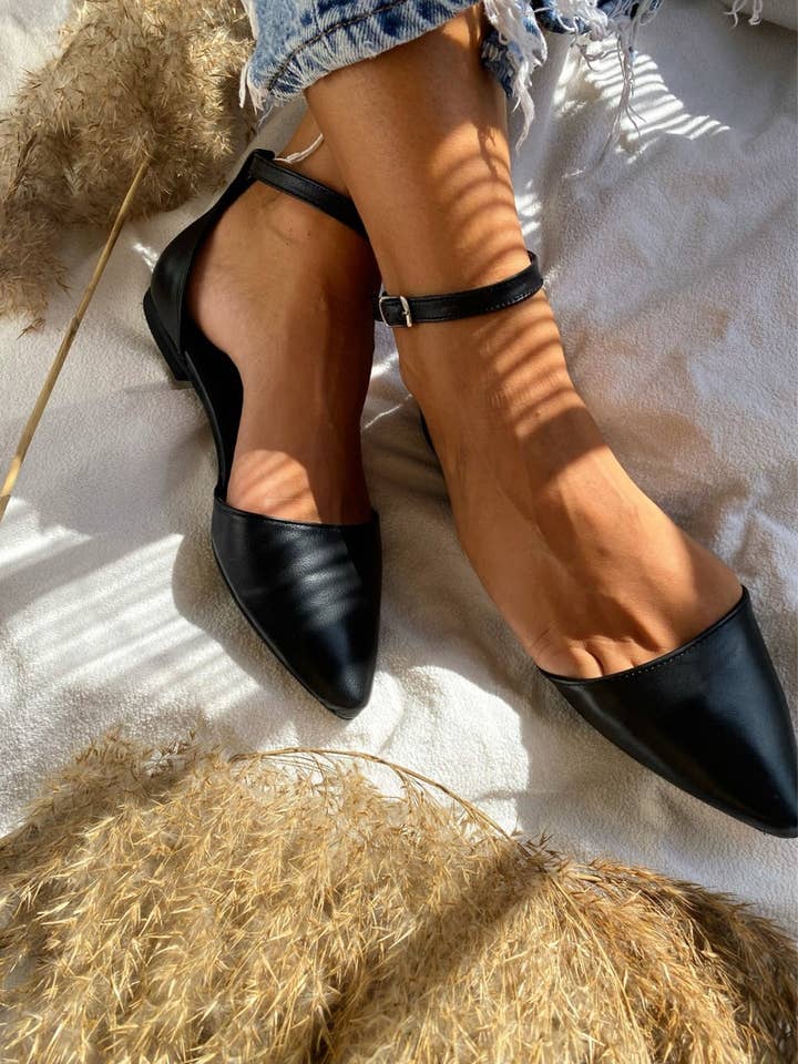 Mules pour femmes, mules en cuir noir, mules à bride arrière pour la vente par Christina Christi