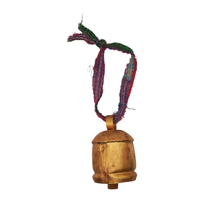 Ensemble de 6 cloches moyennes avec finition en laiton et suspension Kantha pour la vente par Sugarboo & Co