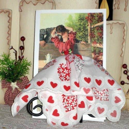 MOMENTS IN THYME - Wholesale Valentine's Day Card - The Kiss Valentine Keepsake Hanky Card0