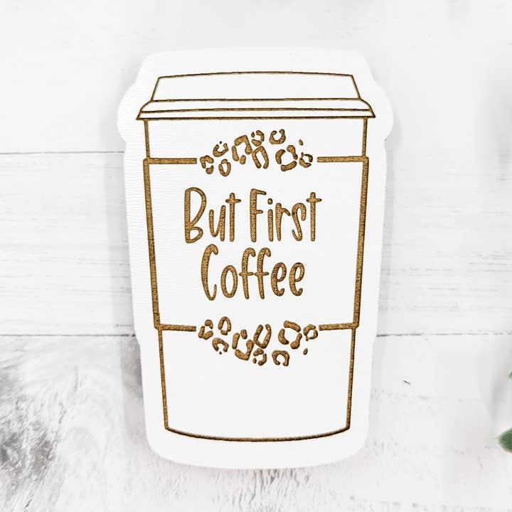 Imán con temática de café «But First Coffee» para venta al por mayor de The Purple Chickadee