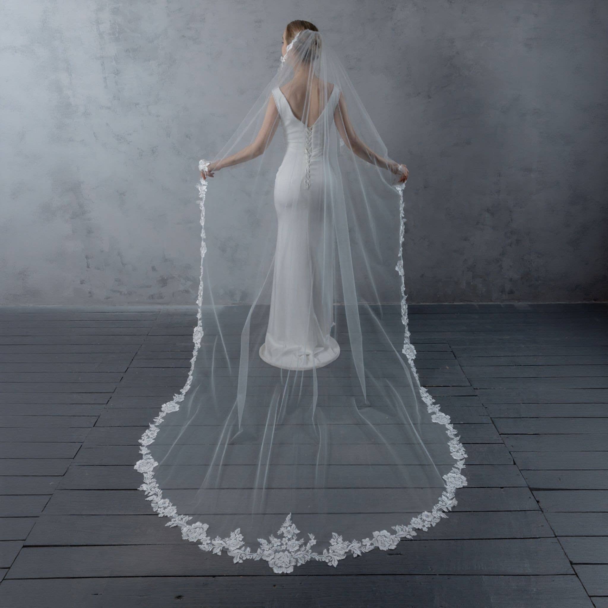 Farinosa Bridal – Großhandel Schleier – Damen – FS6221-AC Florales besticktes Spitzen-Brautkleid Engelschnitt 108"2