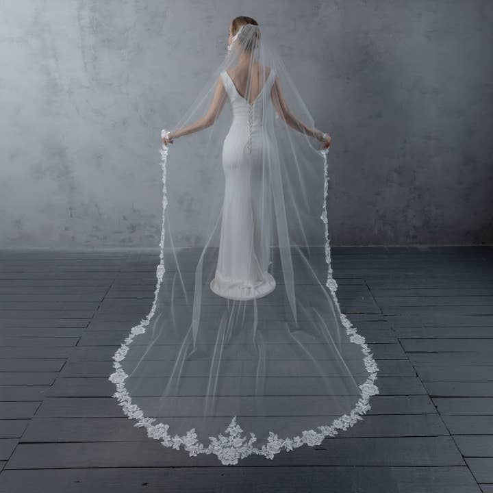 Farinosa Bridal – Großhandel Schleier – Damen – FS6221-AC Florales besticktes Spitzen-Brautkleid Engelschnitt 108"2