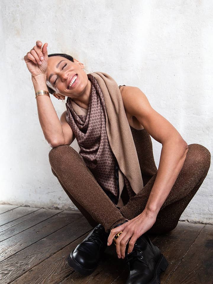 Sciarpa triangolare Welle color nude per la vendita all'ingrosso da parte di Ebony & Ivory